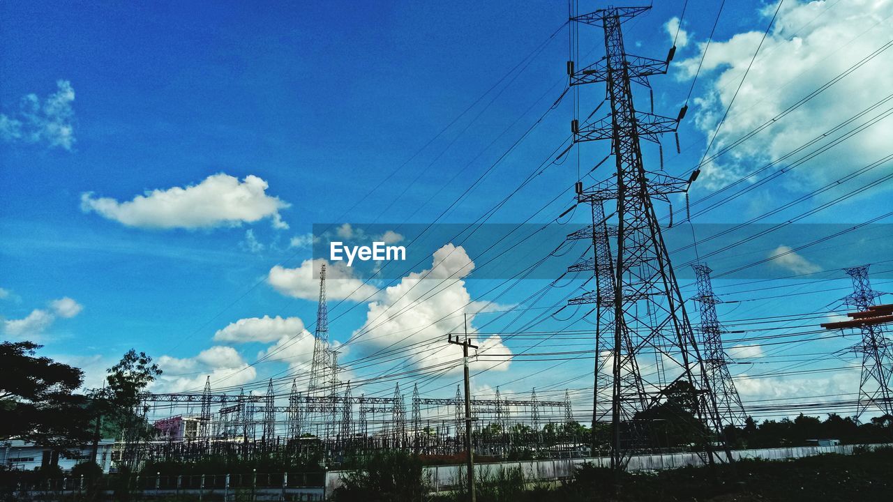 LOW ANGLE VIEW OF ELECTRICITY PYLONS AGAINST SKY