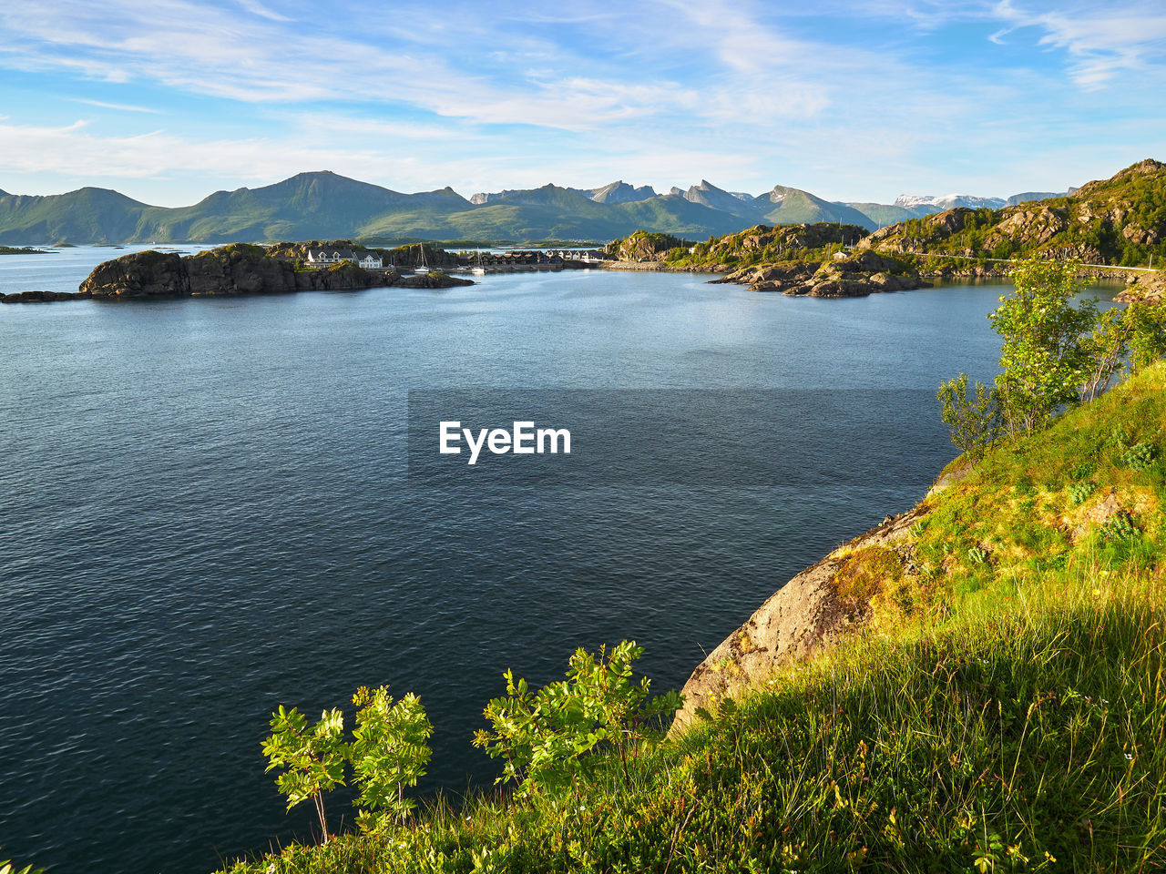 SCENIC VIEW OF SEA AND MOUNTAIN AGAINST SKY