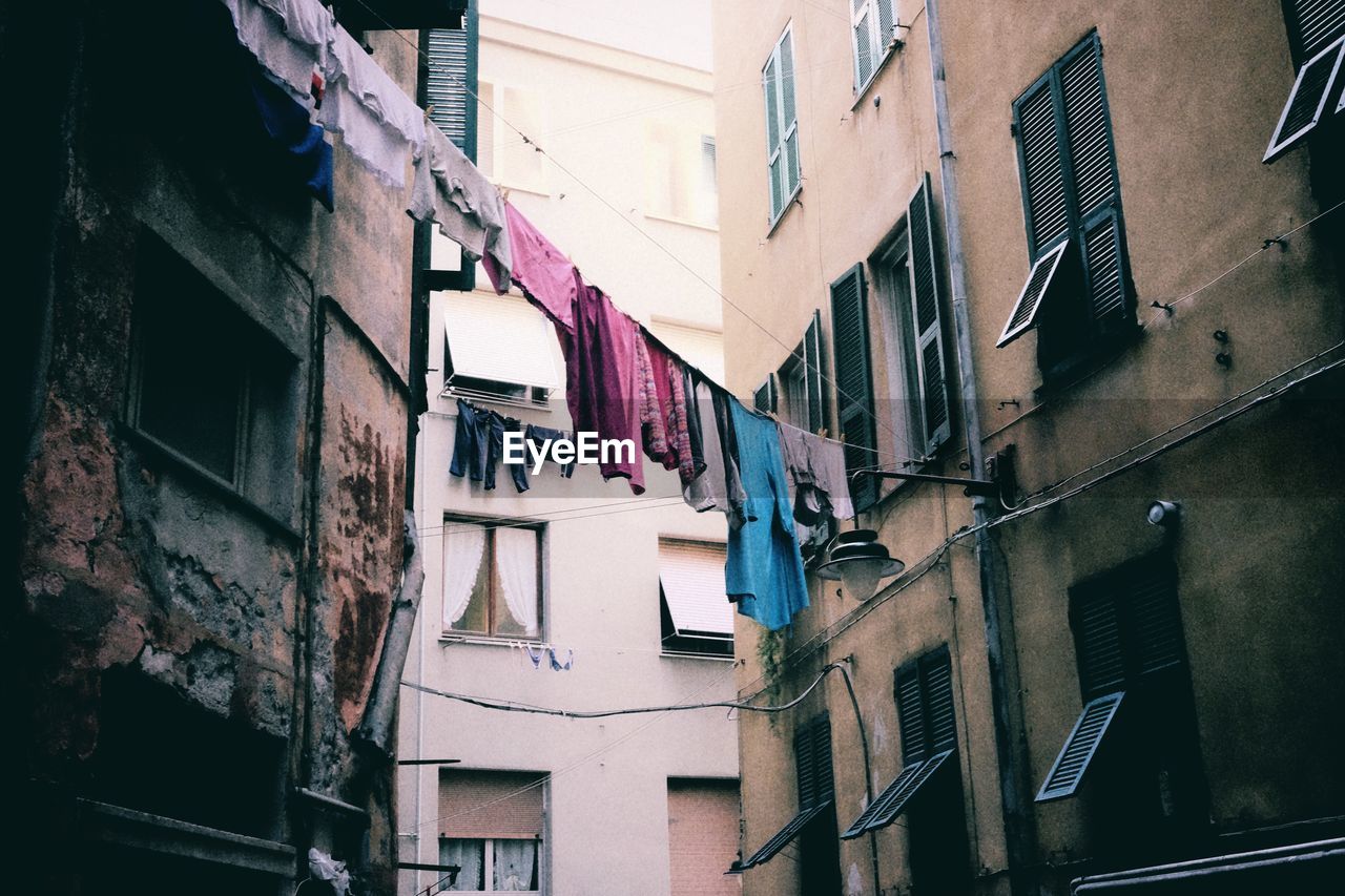 LOW ANGLE VIEW OF BUILDINGS IN CITY