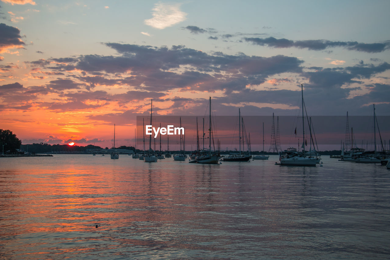 SAILBOATS IN SEA AGAINST SKY DURING SUNSET