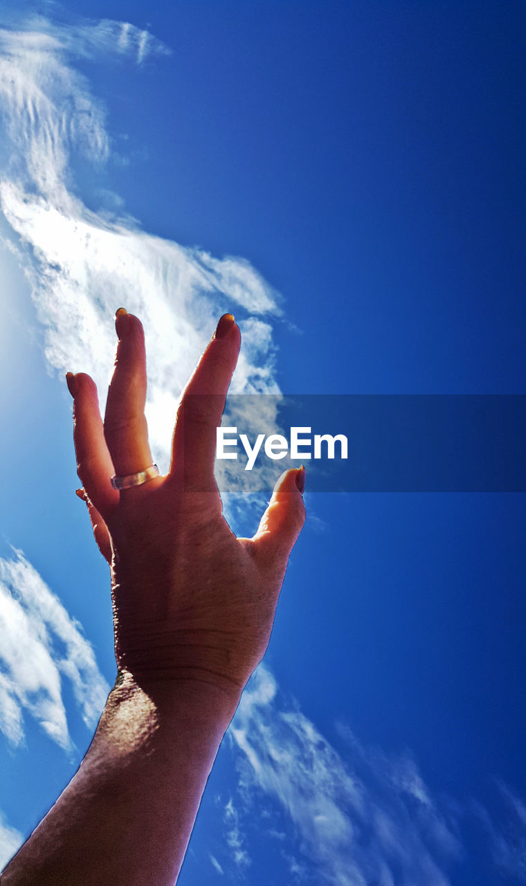 LOW ANGLE VIEW OF MAN AGAINST SKY