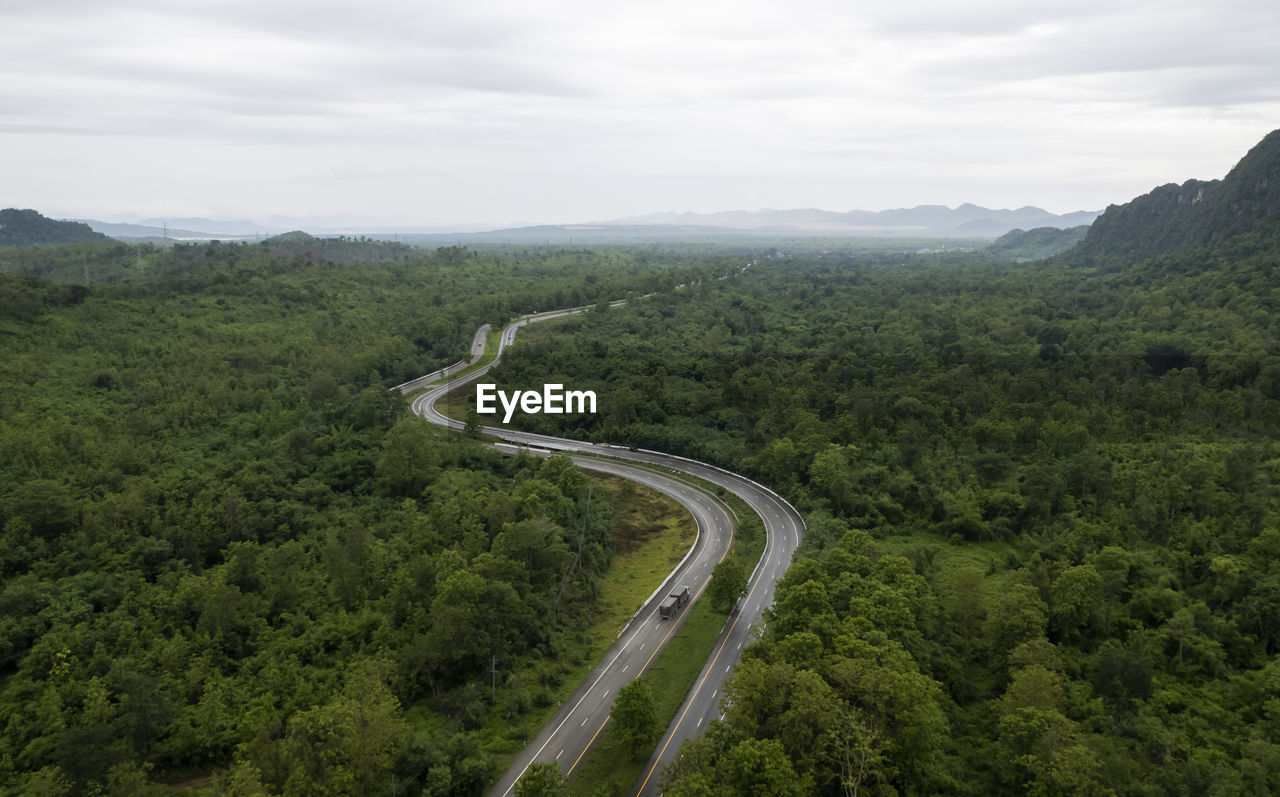 HIGH ANGLE VIEW OF ROAD ON MOUNTAIN AGAINST SKY