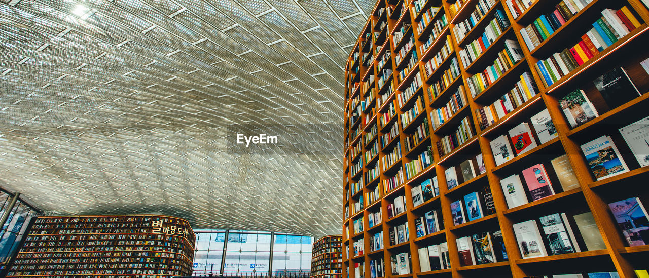 LOW ANGLE VIEW OF BUILDING SEEN THROUGH CEILING