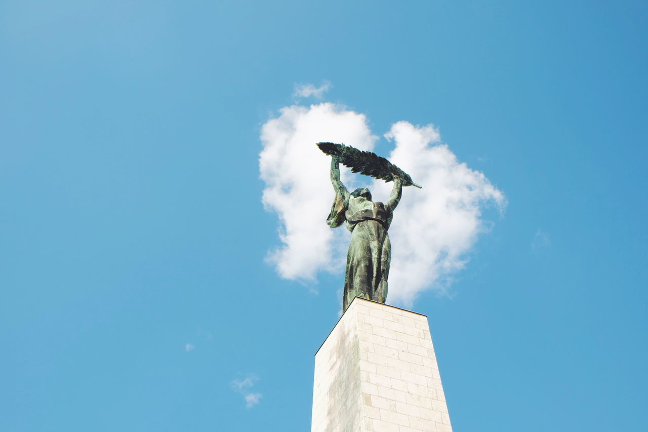 LOW ANGLE VIEW OF STATUE AGAINST SKY