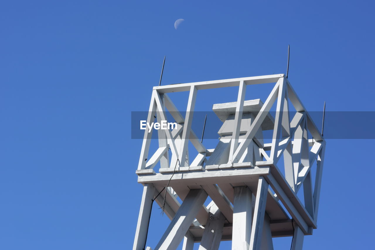 LOW ANGLE VIEW OF BUILT STRUCTURE AGAINST SKY