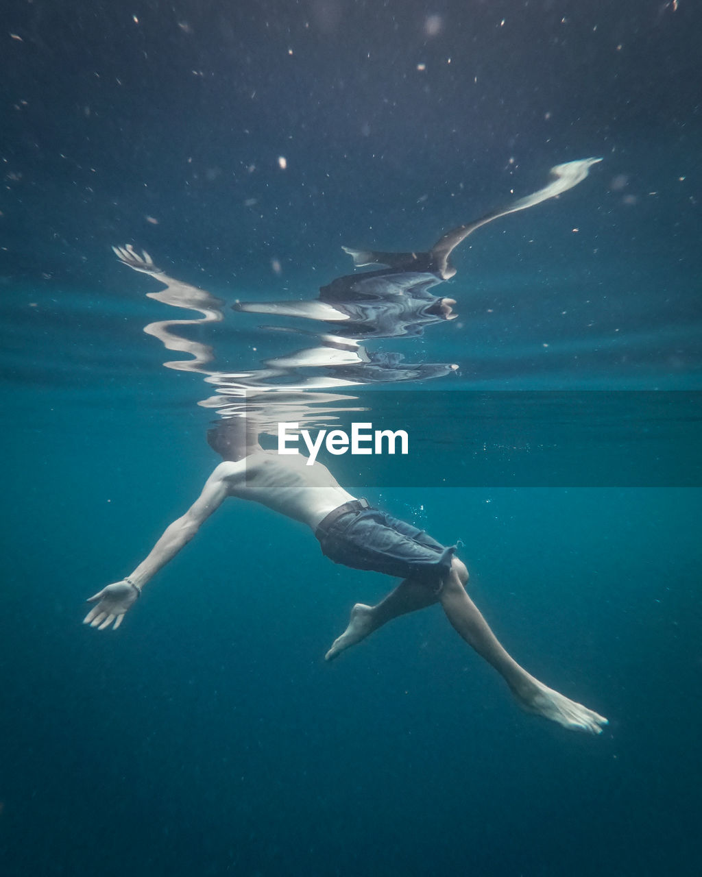 WOMAN SWIMMING UNDERWATER