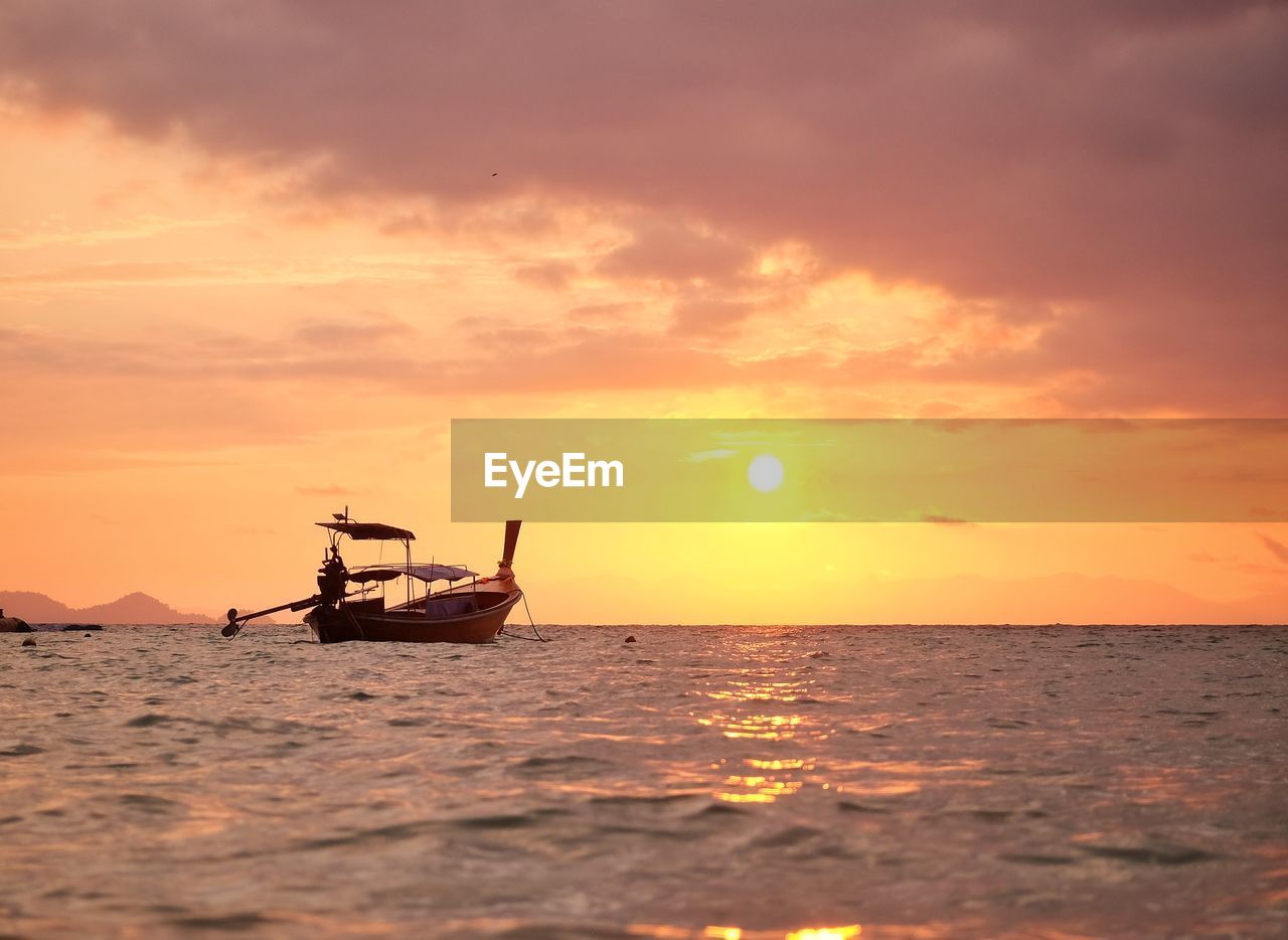 Scenic view of sea against sky during sunrise 