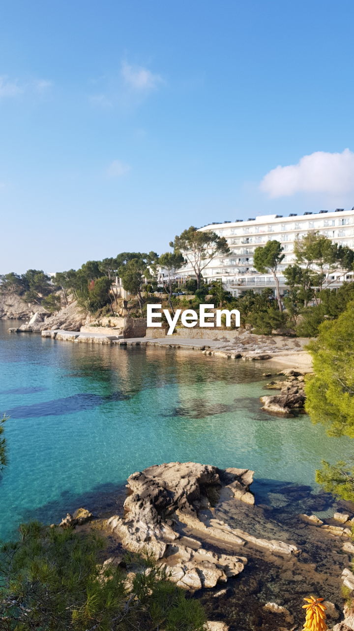 SCENIC VIEW OF SEA BY ROCKS AGAINST SKY