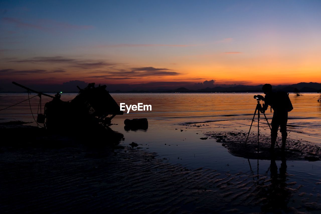 Taking photos of silhouettes at sea