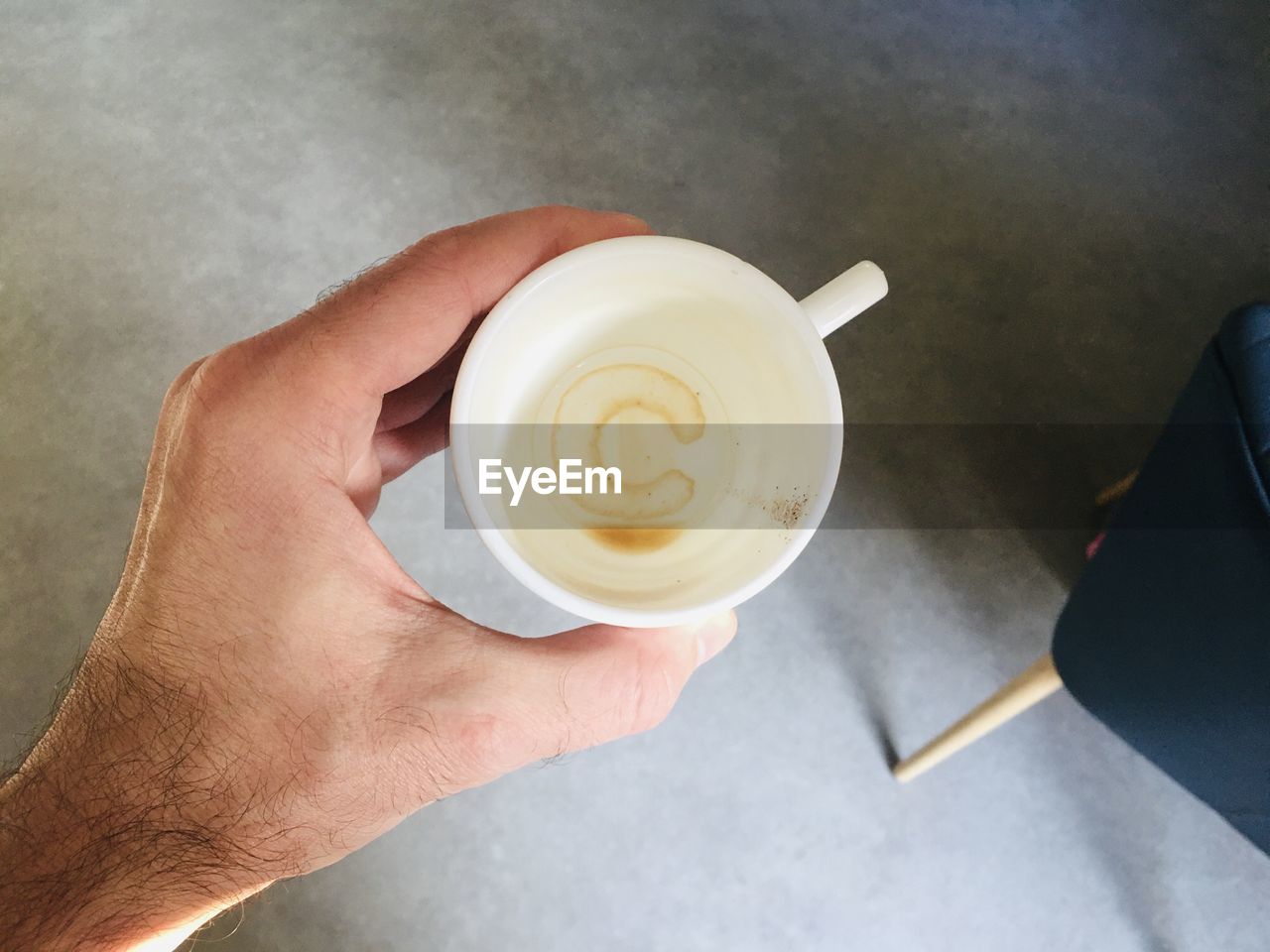 CROPPED IMAGE OF HAND HOLDING COFFEE CUP