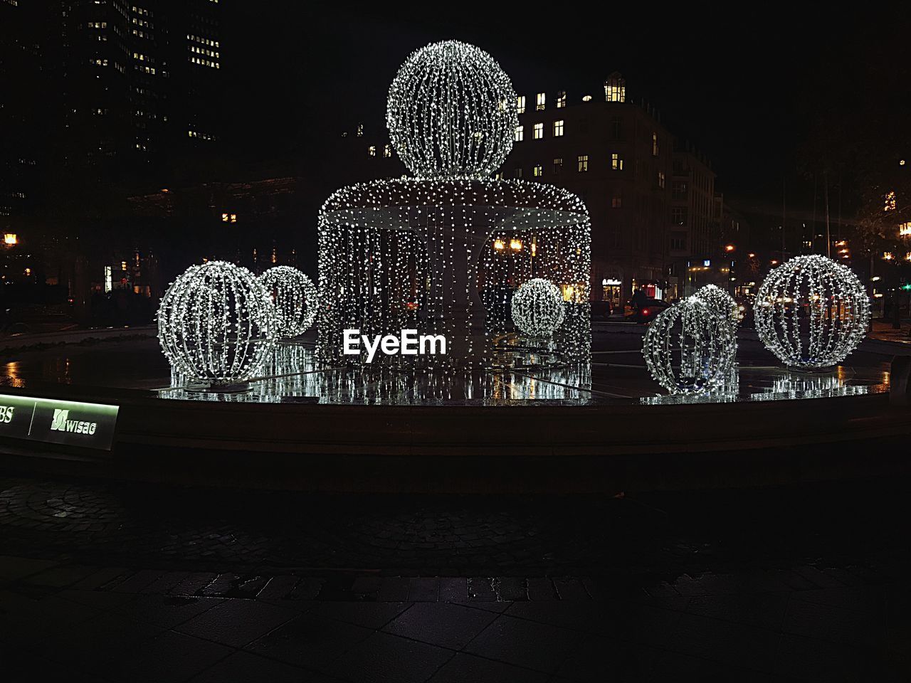 CLOSE-UP OF ILLUMINATED CHRISTMAS LIGHTS