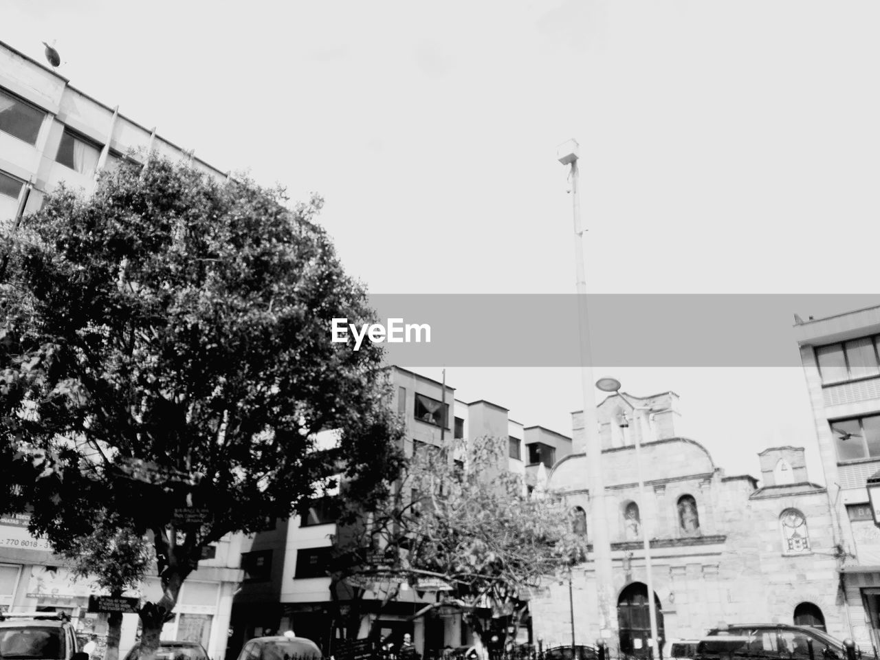 LOW ANGLE VIEW OF BUILDINGS AGAINST SKY