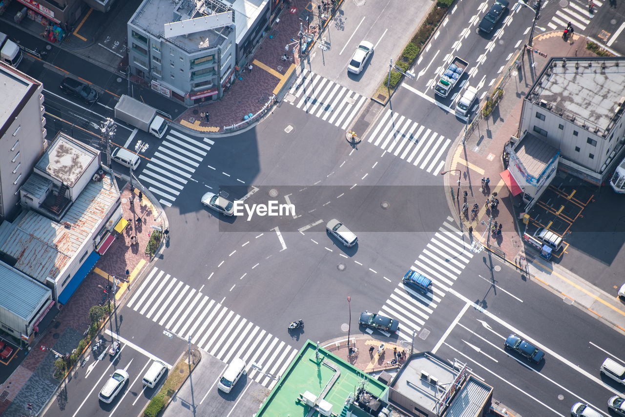 HIGH ANGLE VIEW OF VEHICLES ON ROAD