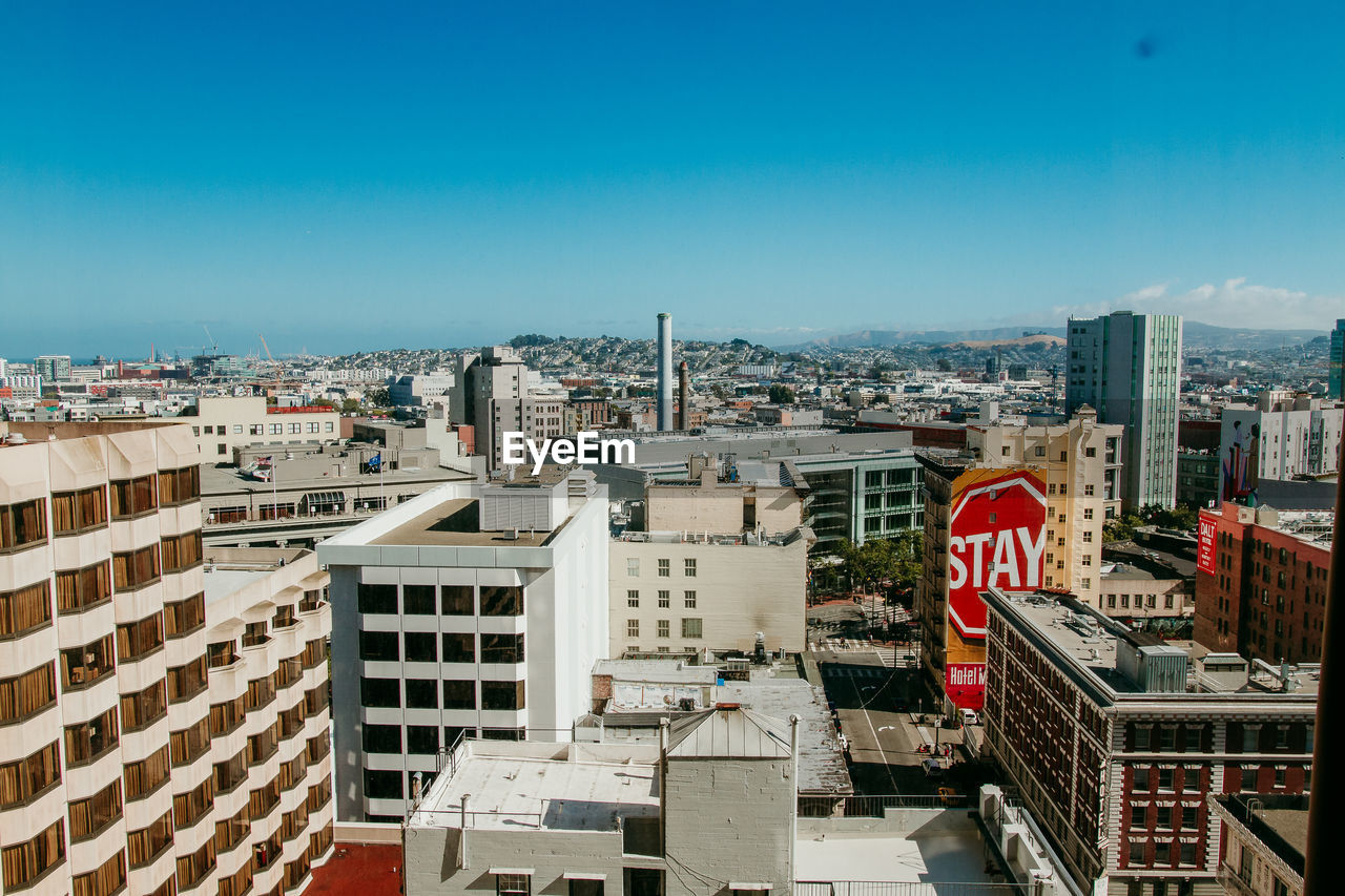 HIGH ANGLE VIEW OF TOWNSCAPE AGAINST SKY