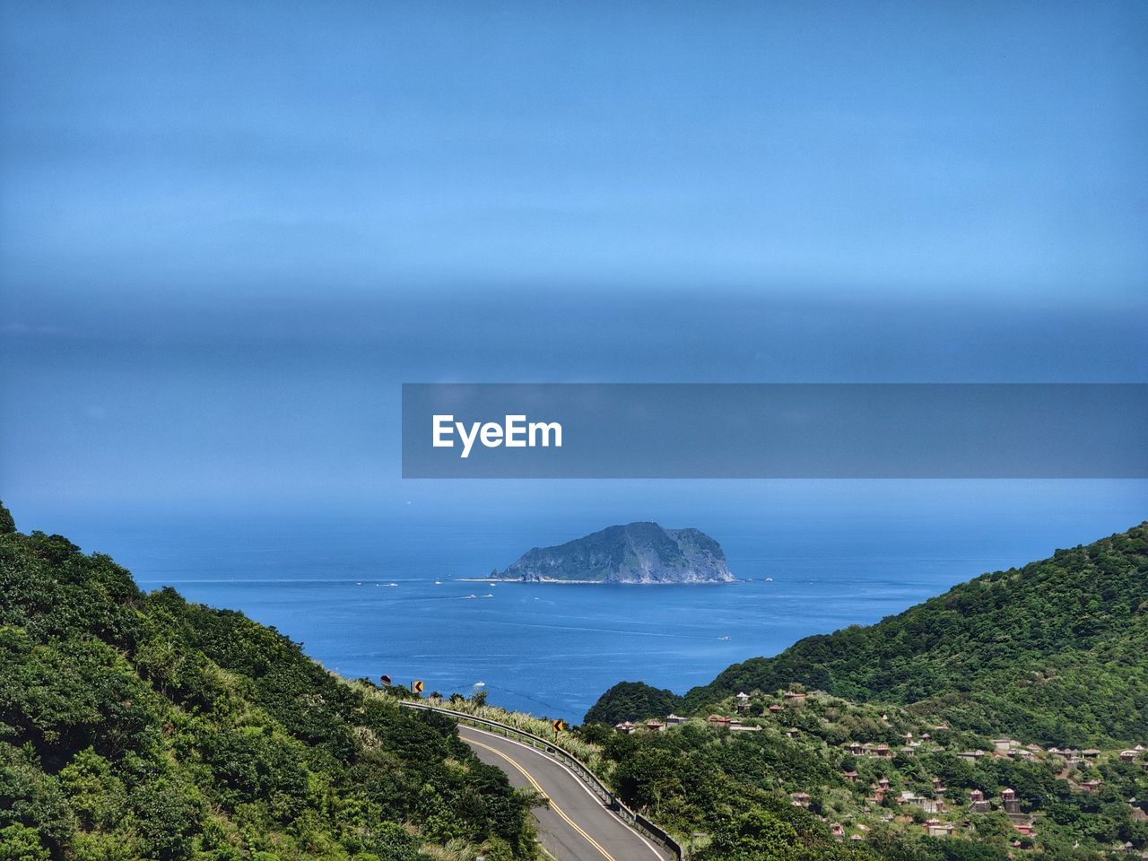 PANORAMIC VIEW OF SEA AND MOUNTAINS AGAINST SKY