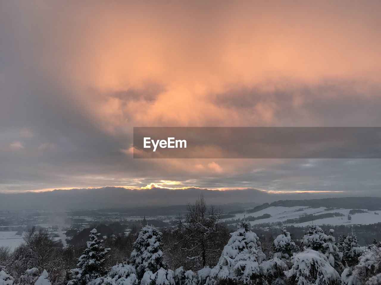 SCENIC VIEW OF SNOW COVERED LANDSCAPE AGAINST SKY