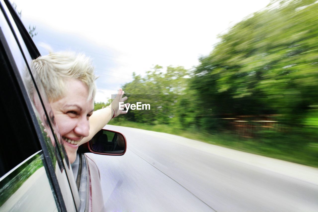 PORTRAIT OF YOUNG WOMAN IN CAR