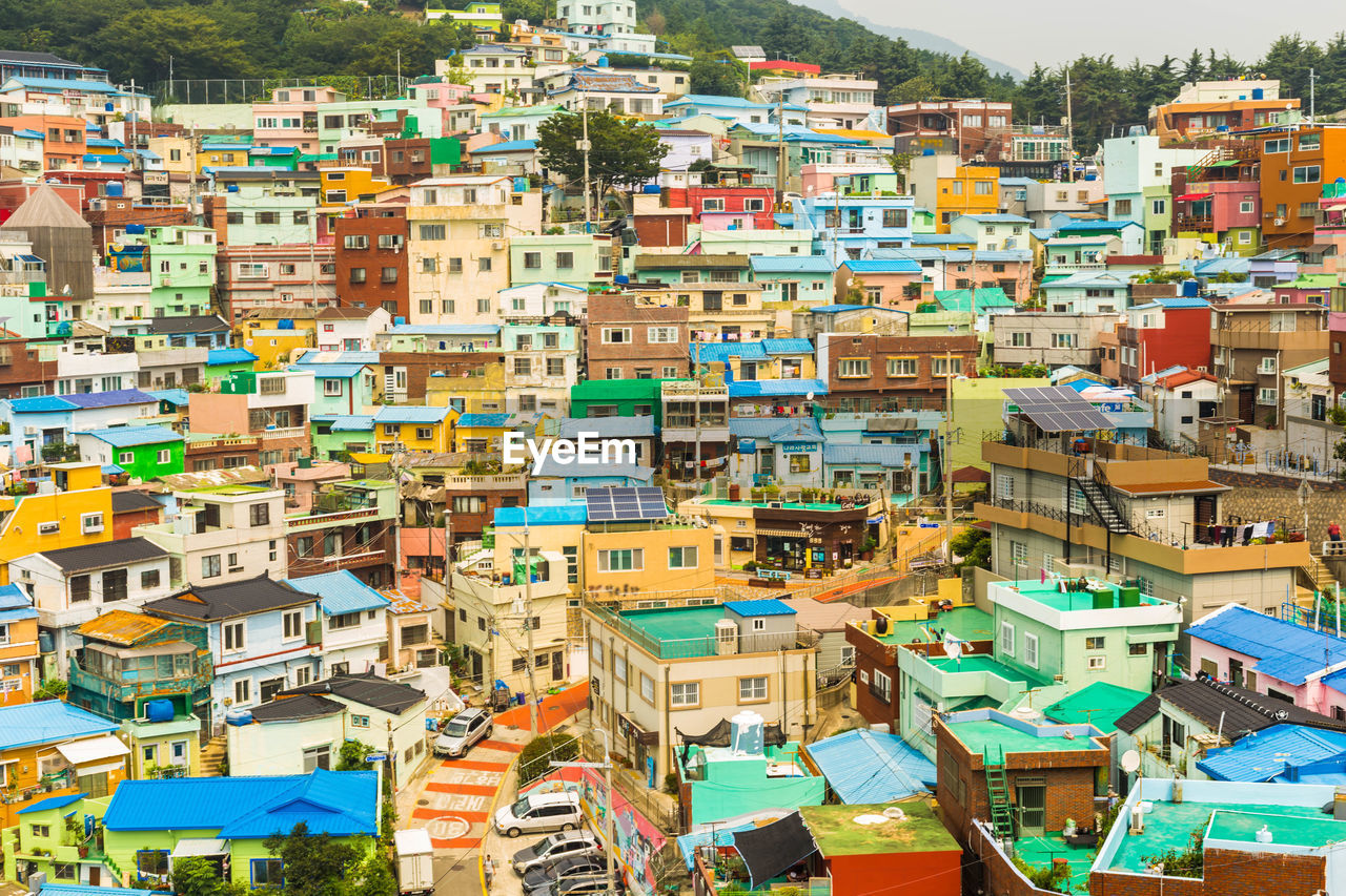 HIGH ANGLE VIEW OF HOUSES IN TOWN