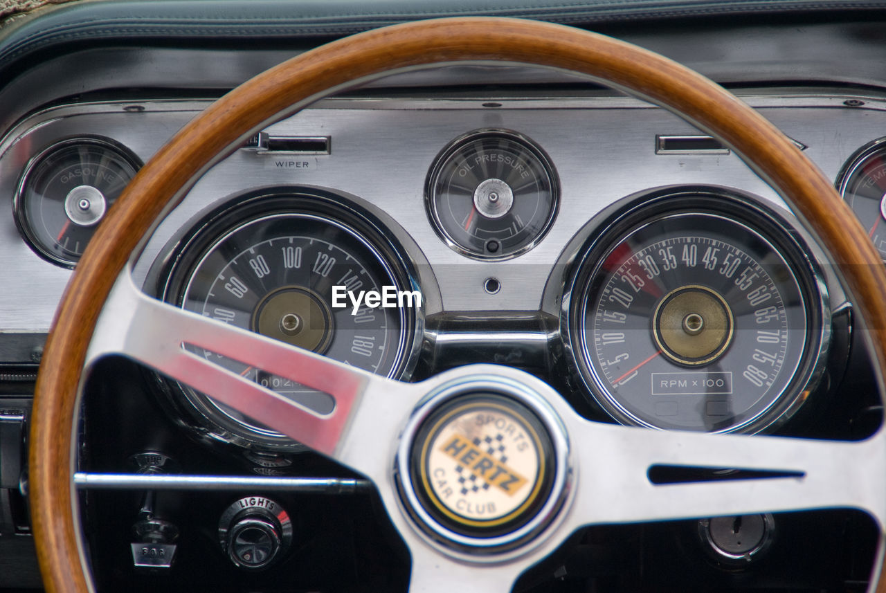 CLOSE-UP OF VINTAGE CAR ON SIDE-VIEW MIRROR