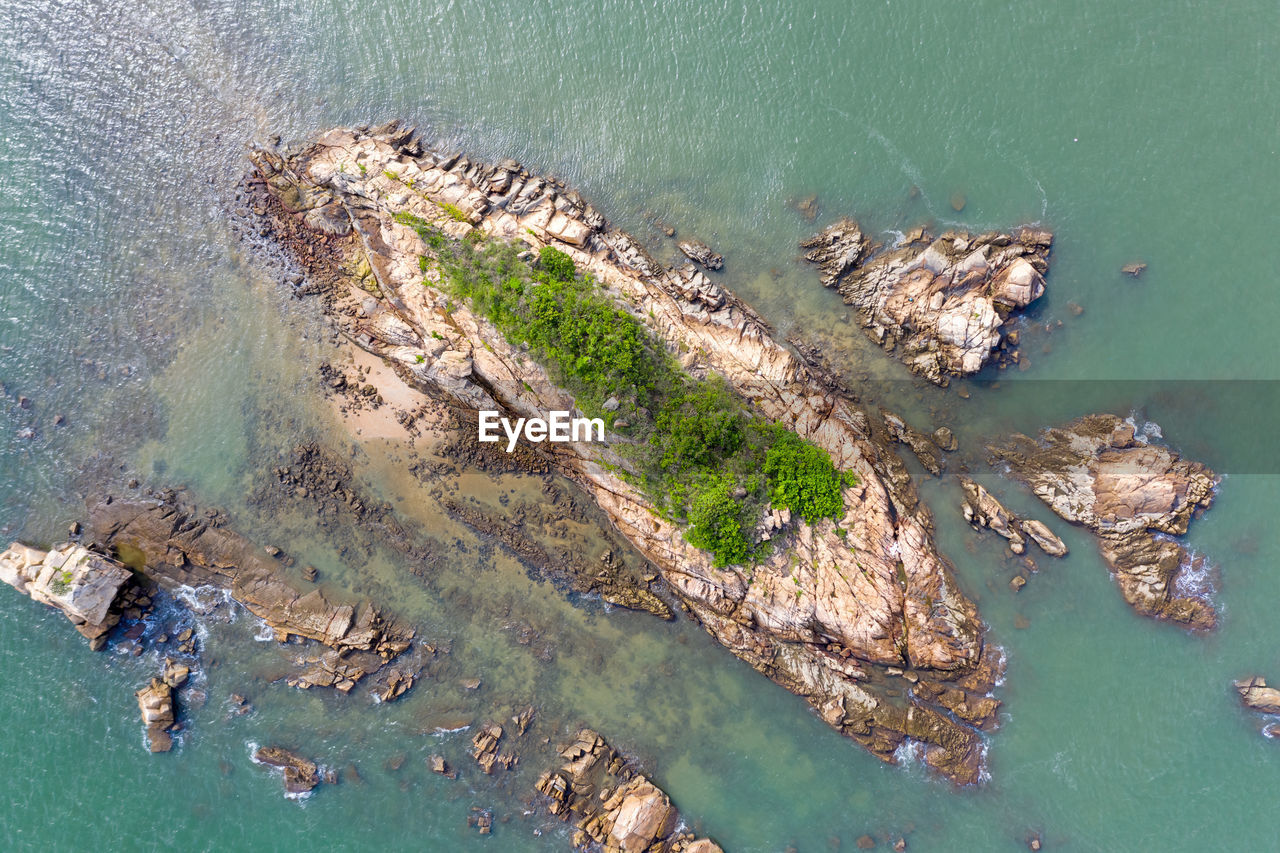 HIGH ANGLE VIEW OF ROCKS ON SHORE