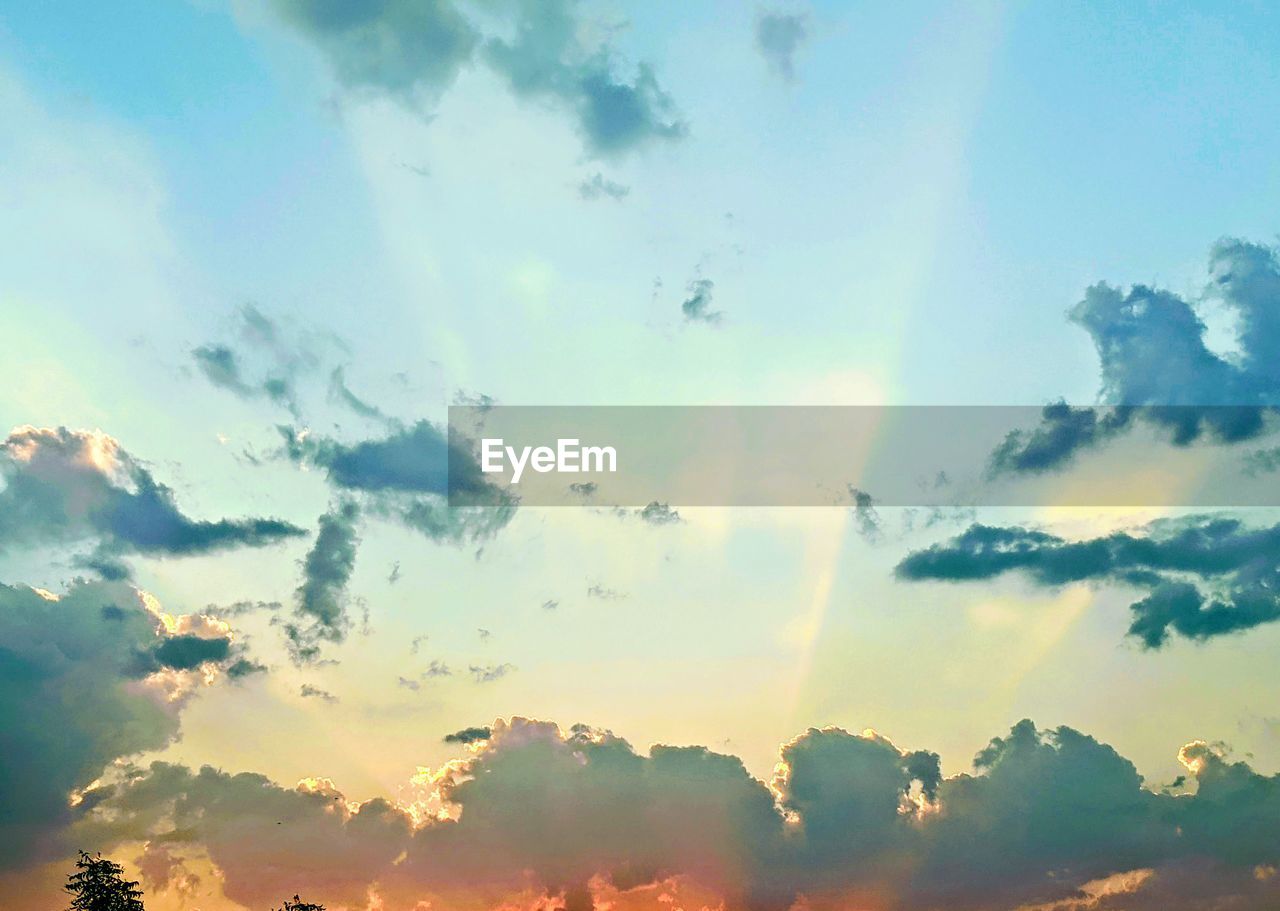 LOW ANGLE VIEW OF CLOUDS IN SKY AT SUNSET