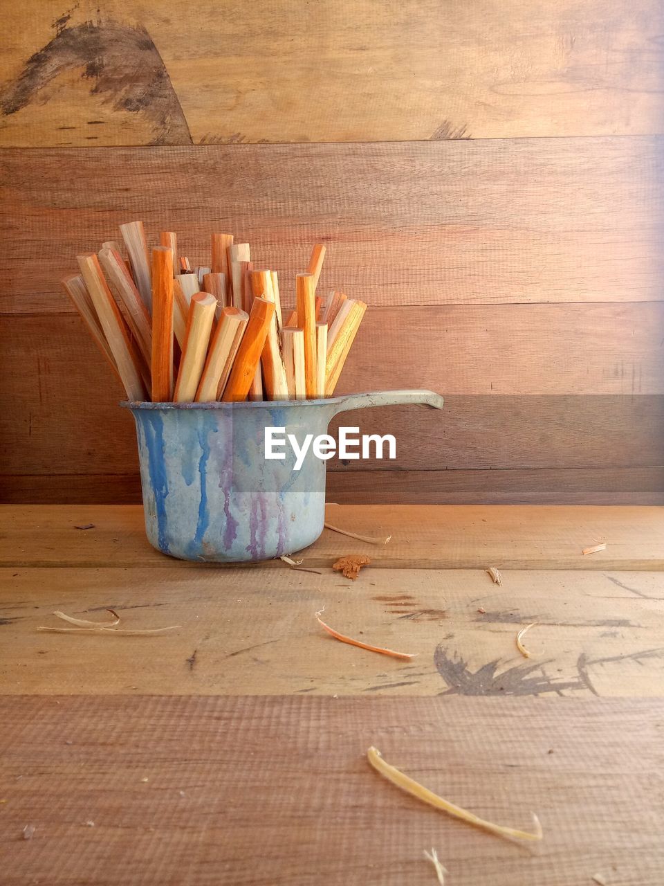 WOODEN TABLE WITH BREAD