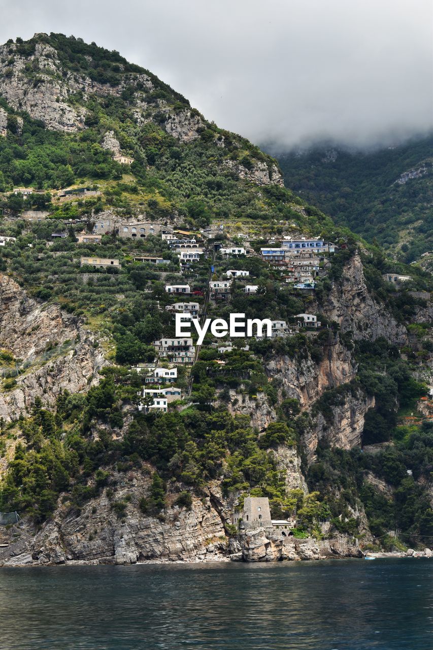 SCENIC VIEW OF SEA BY MOUNTAINS AGAINST SKY