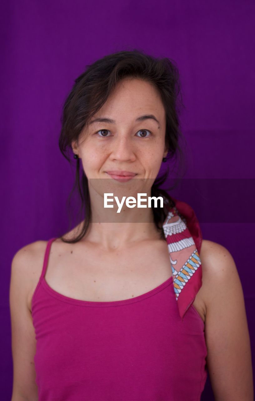 PORTRAIT OF SMILING YOUNG WOMAN