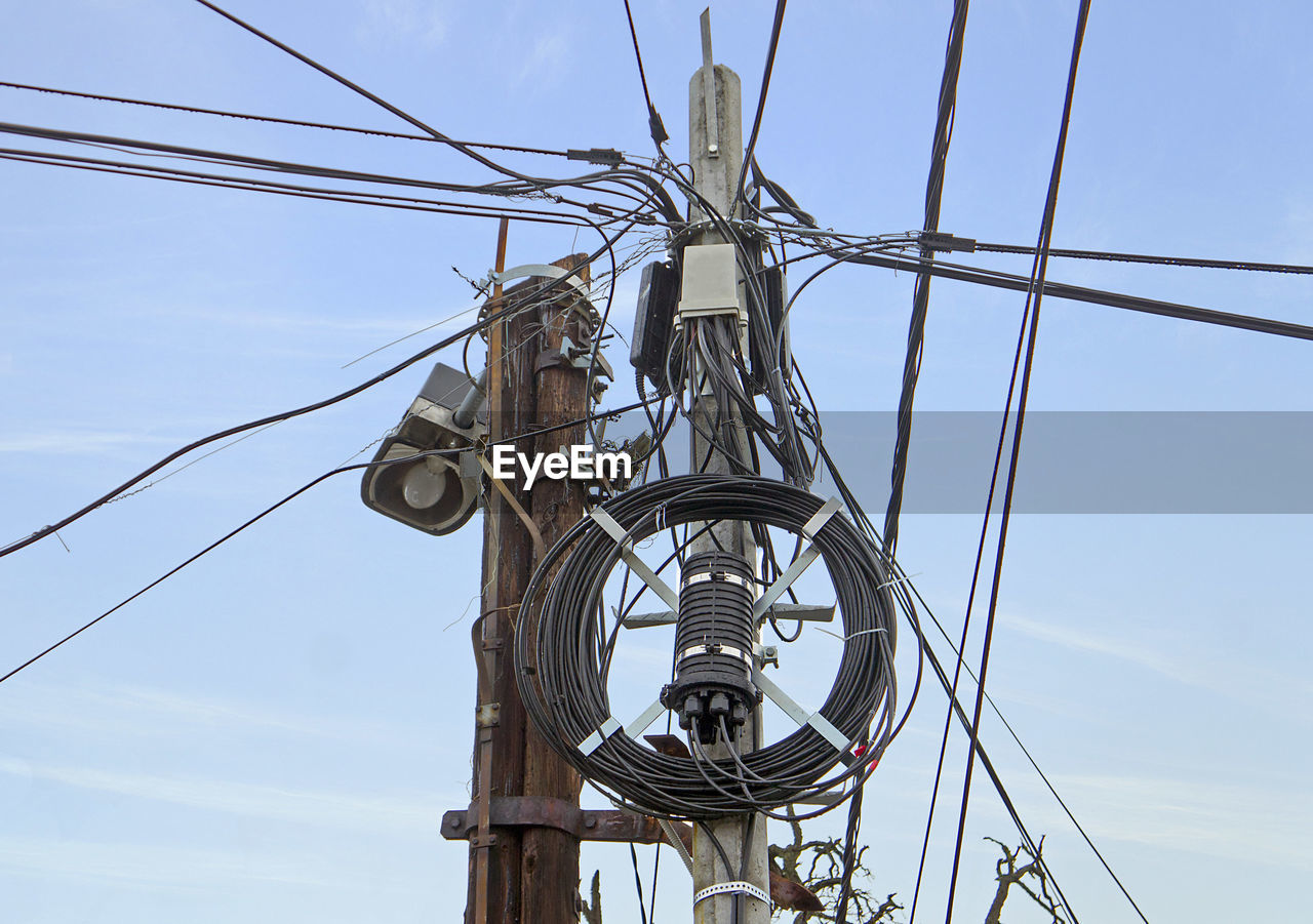 Pylon with dozens of messy telecommunication wires