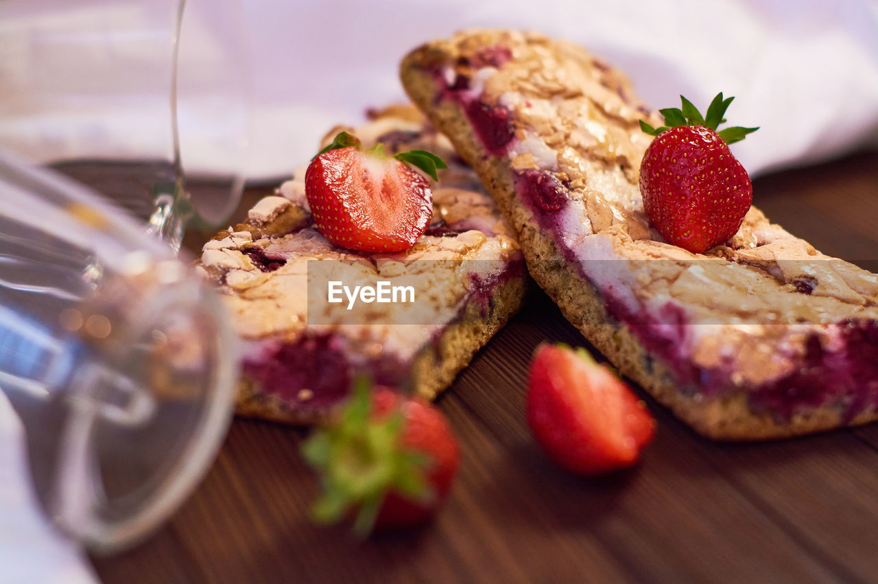 CLOSE-UP OF STRAWBERRIES IN PLATE