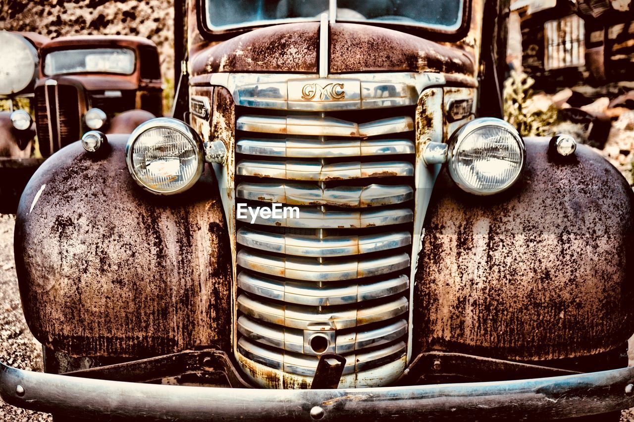 CLOSE-UP OF VINTAGE CAR