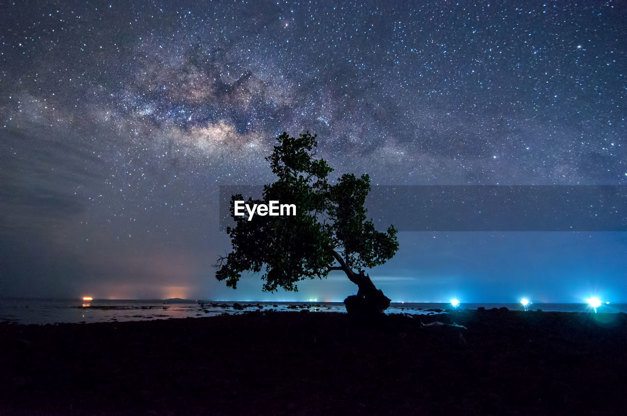 SCENIC VIEW OF SEA AGAINST STAR FIELD AT NIGHT