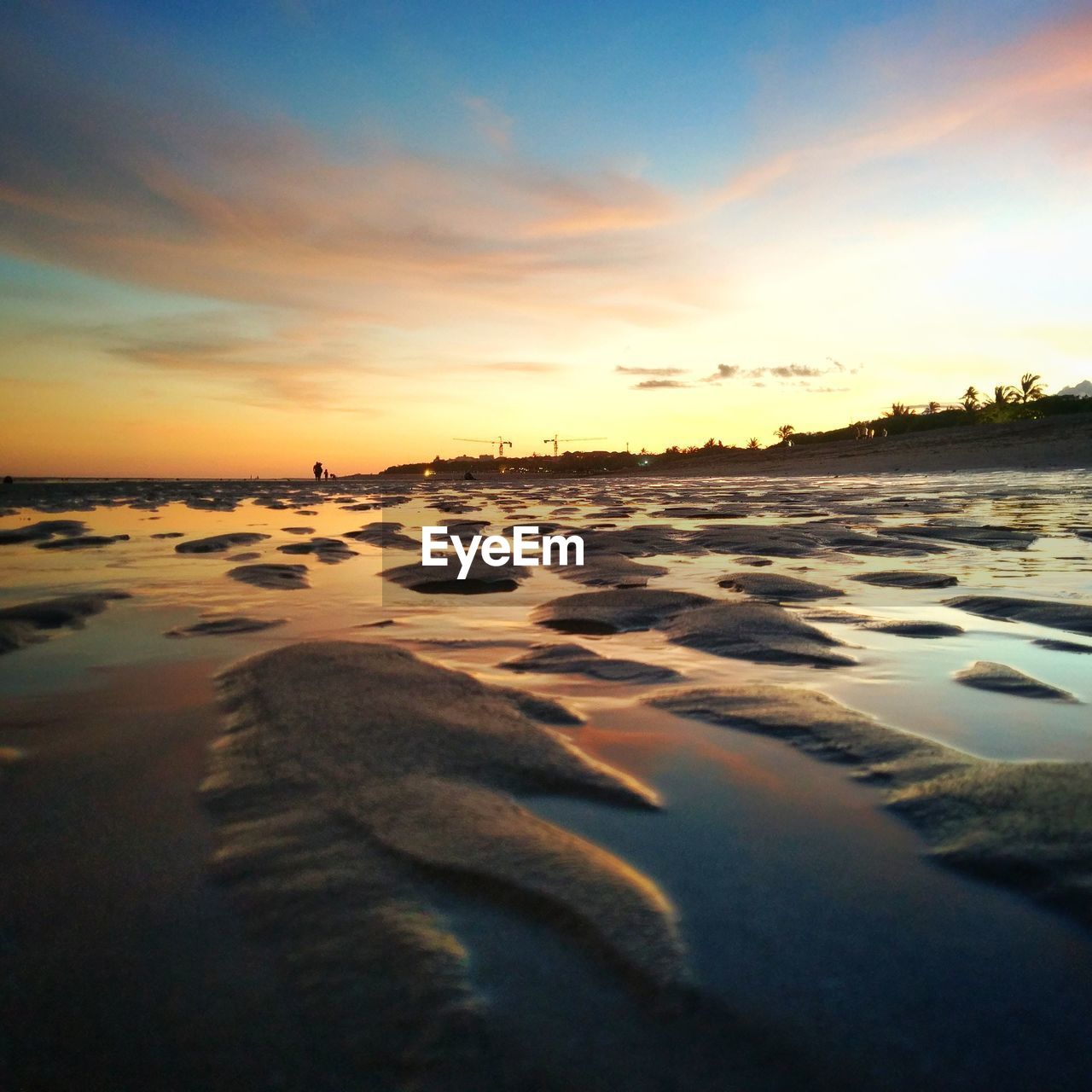 SCENIC VIEW OF SEA AGAINST SKY AT SUNSET