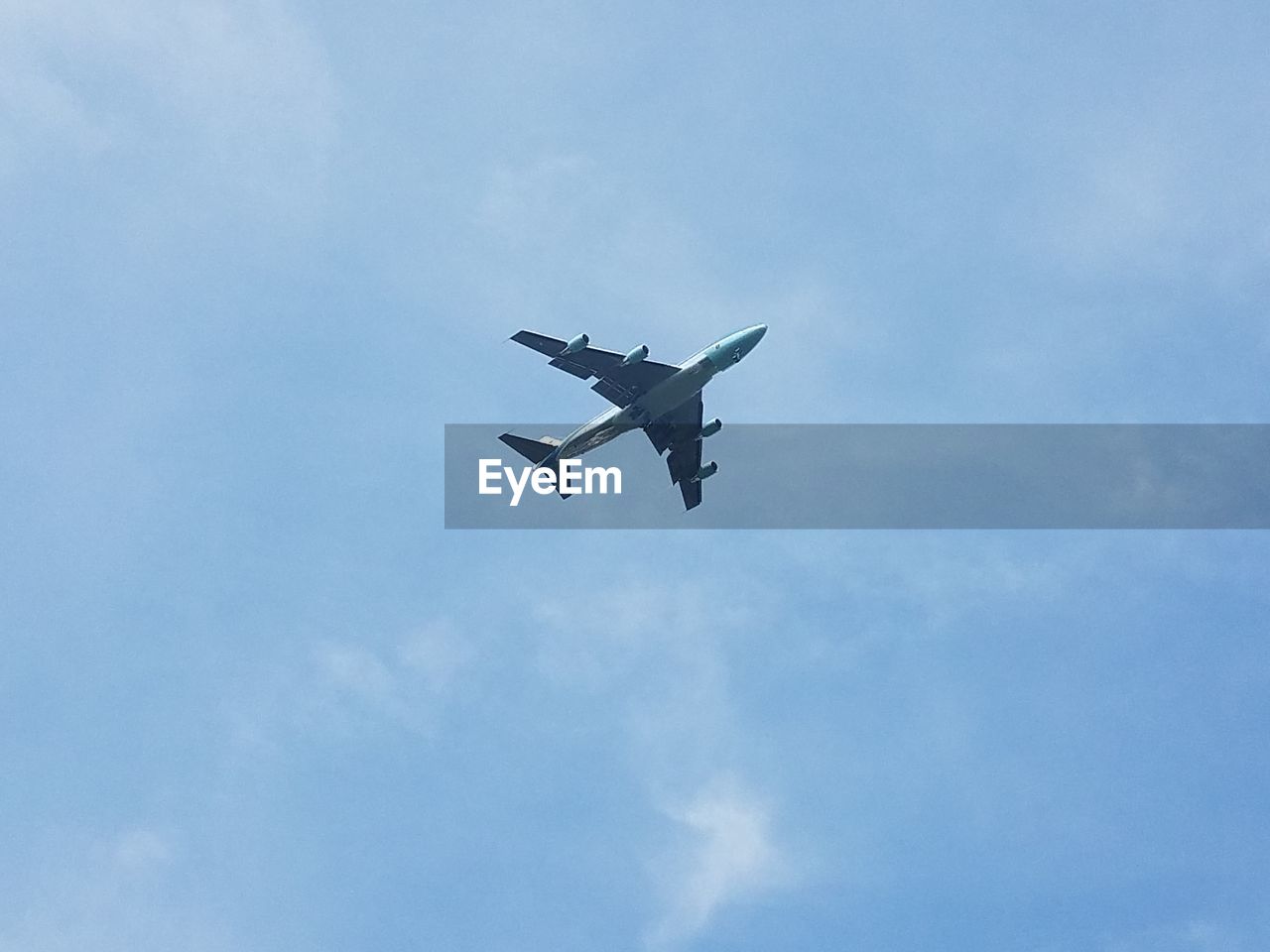 LOW ANGLE VIEW OF AIRPLANE AGAINST SKY