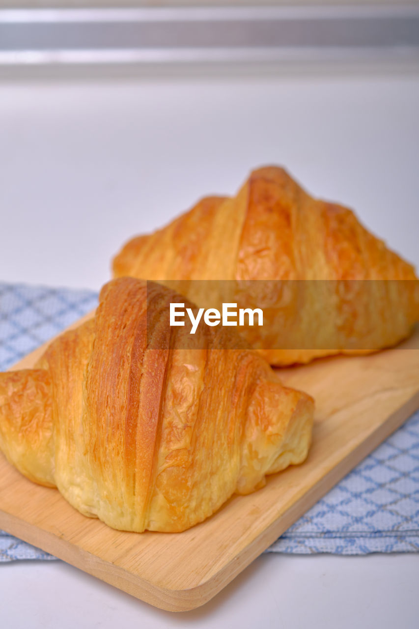 HIGH ANGLE VIEW OF FRESH BREAD IN PLATE