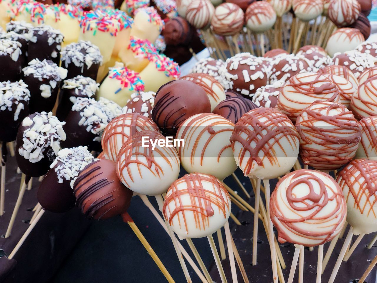 HIGH ANGLE VIEW OF CUPCAKES IN SHOP