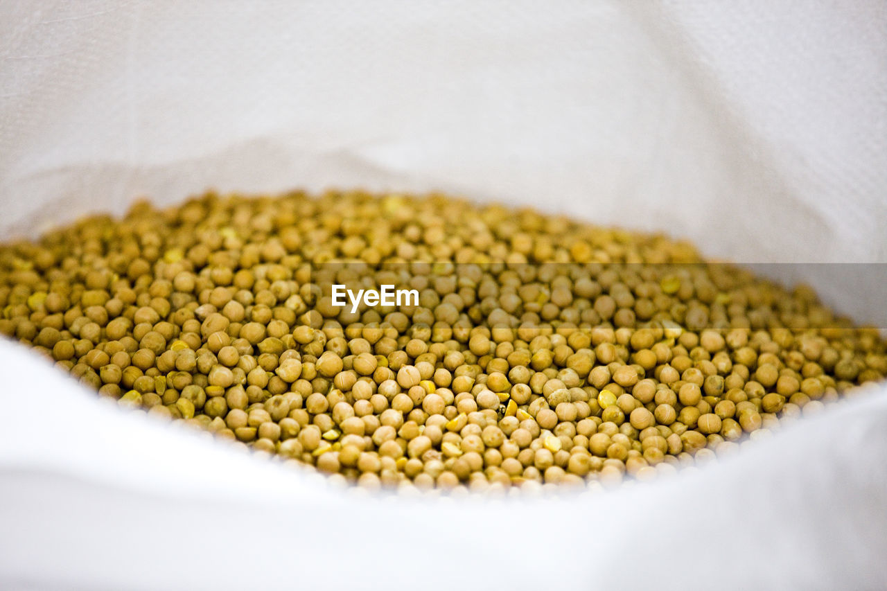 Close-up of chickpeas in bowl