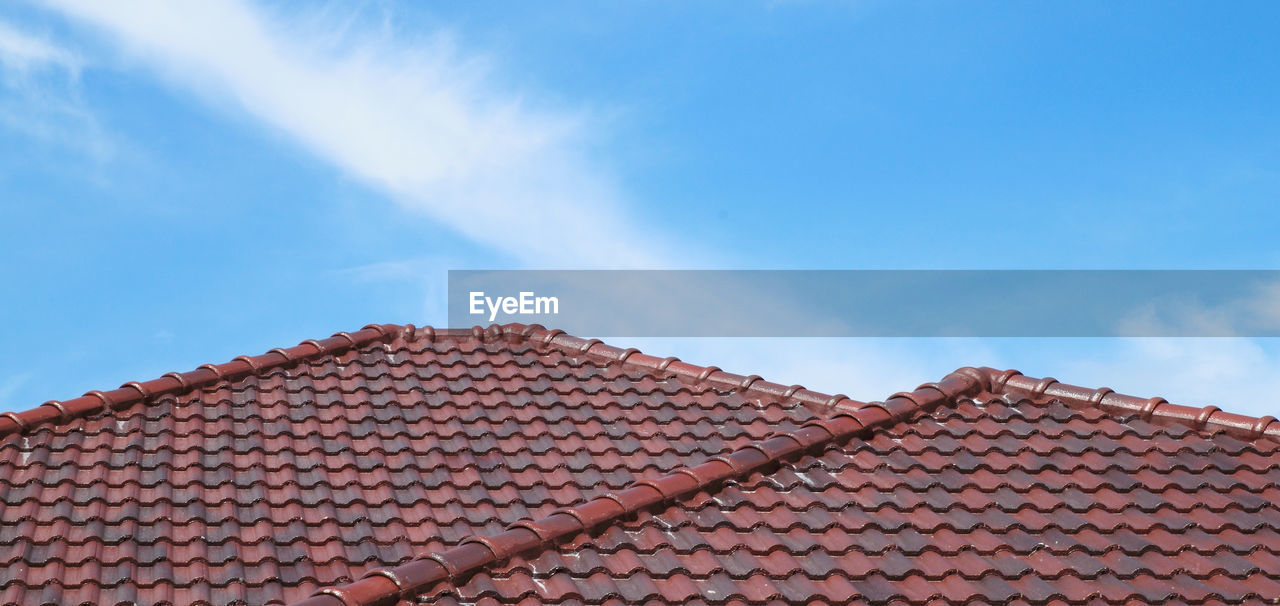 LOW ANGLE VIEW OF HOUSE ROOF AGAINST SKY