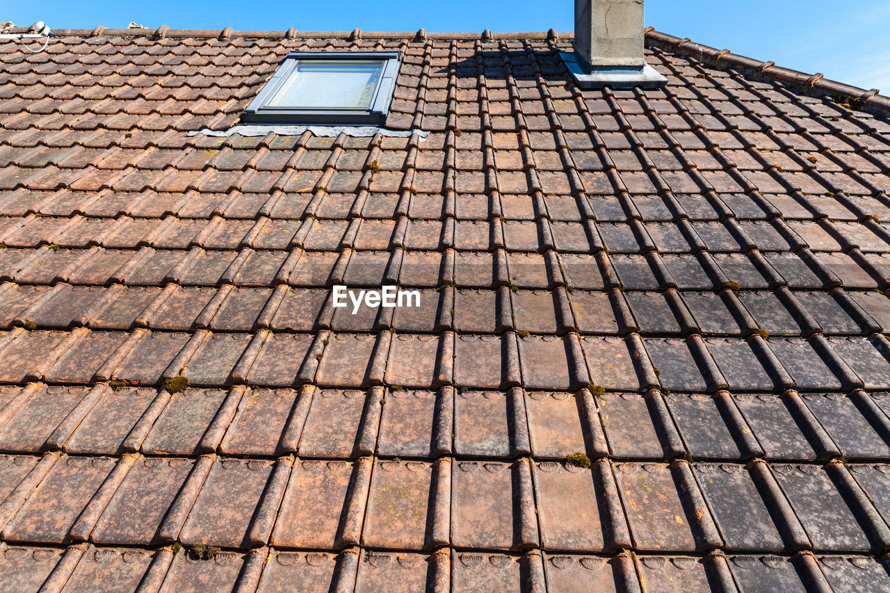 LOW ANGLE VIEW OF ROOF TILES AGAINST BUILDING