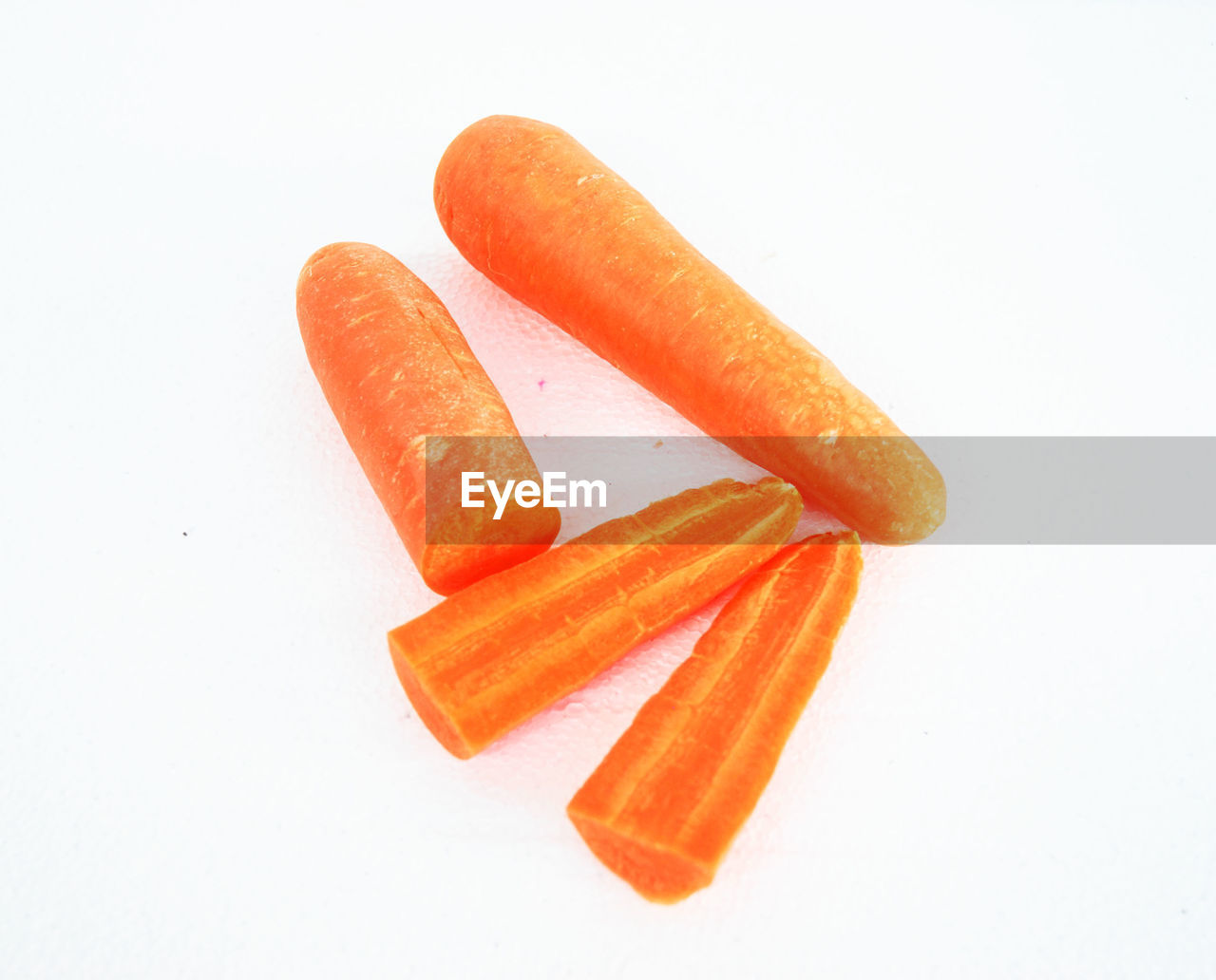 HIGH ANGLE VIEW OF ORANGE SLICES ON WHITE BACKGROUND