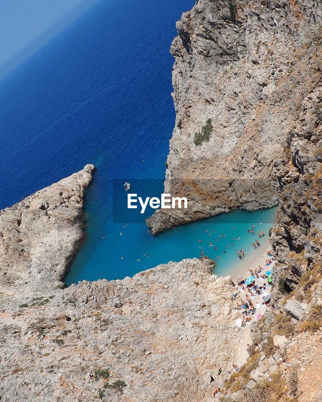 HIGH ANGLE VIEW OF ROCKS ON SEA
