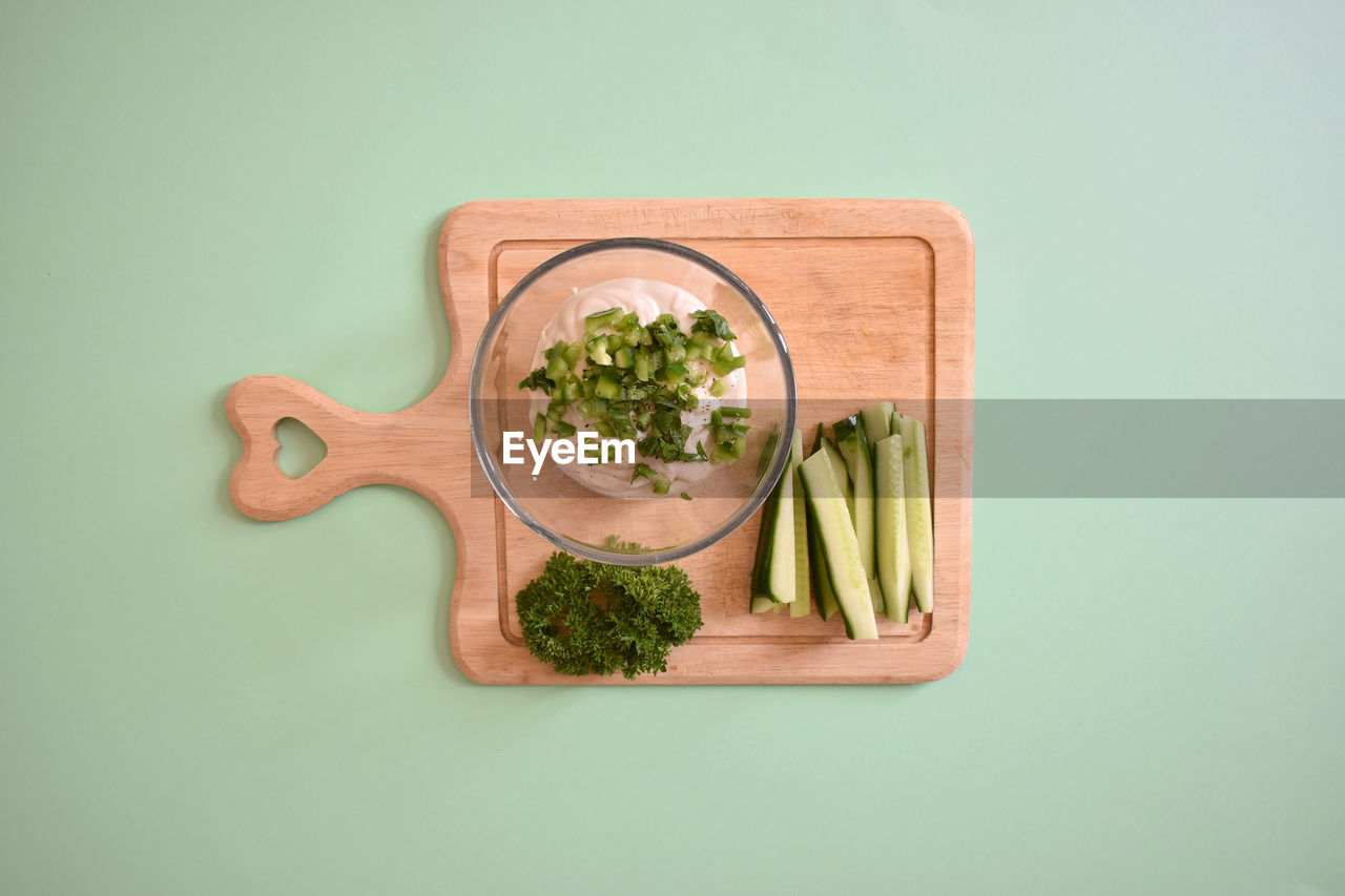 DIRECTLY ABOVE SHOT OF VEGETABLES ON TABLE AGAINST WALL