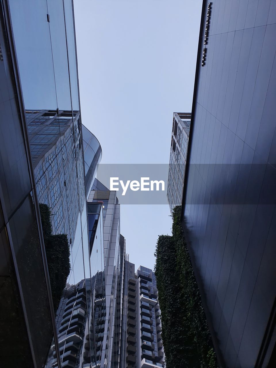 LOW ANGLE VIEW OF MODERN BUILDING AGAINST CLEAR SKY