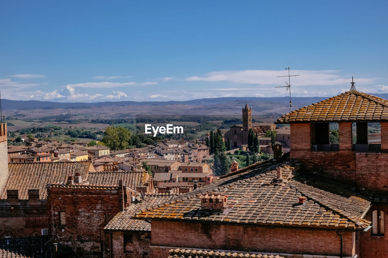 HIGH ANGLE VIEW OF BUILDINGS IN CITY