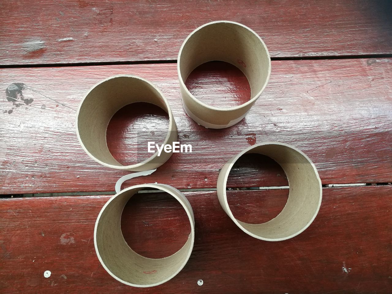 HIGH ANGLE VIEW OF COFFEE CUP ON WOODEN TABLE