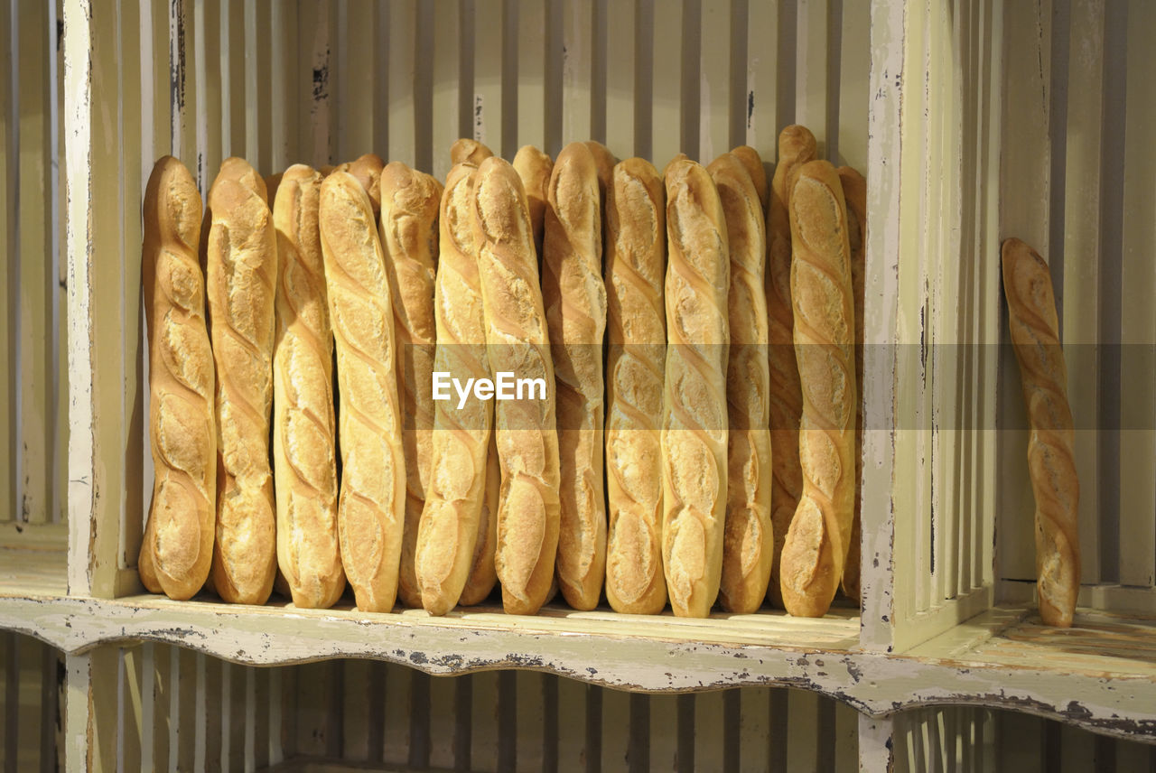 CLOSE-UP OF BREAD