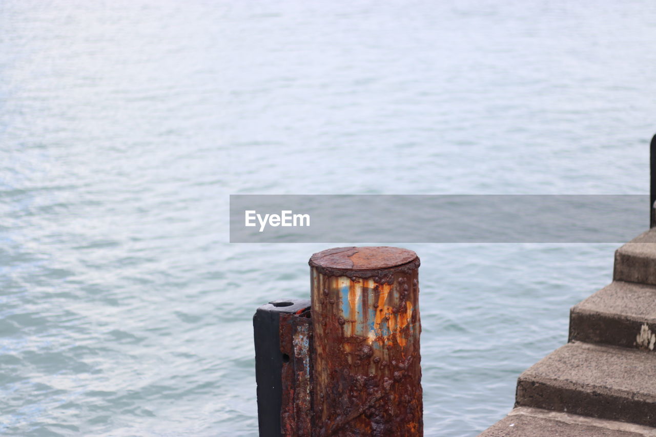 CLOSE-UP OF ROPE ON PIER