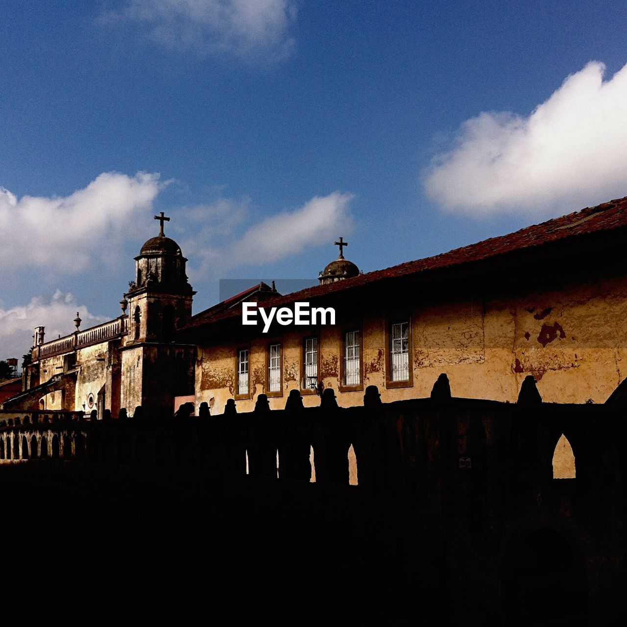 VIEW OF BUILDING AGAINST SKY