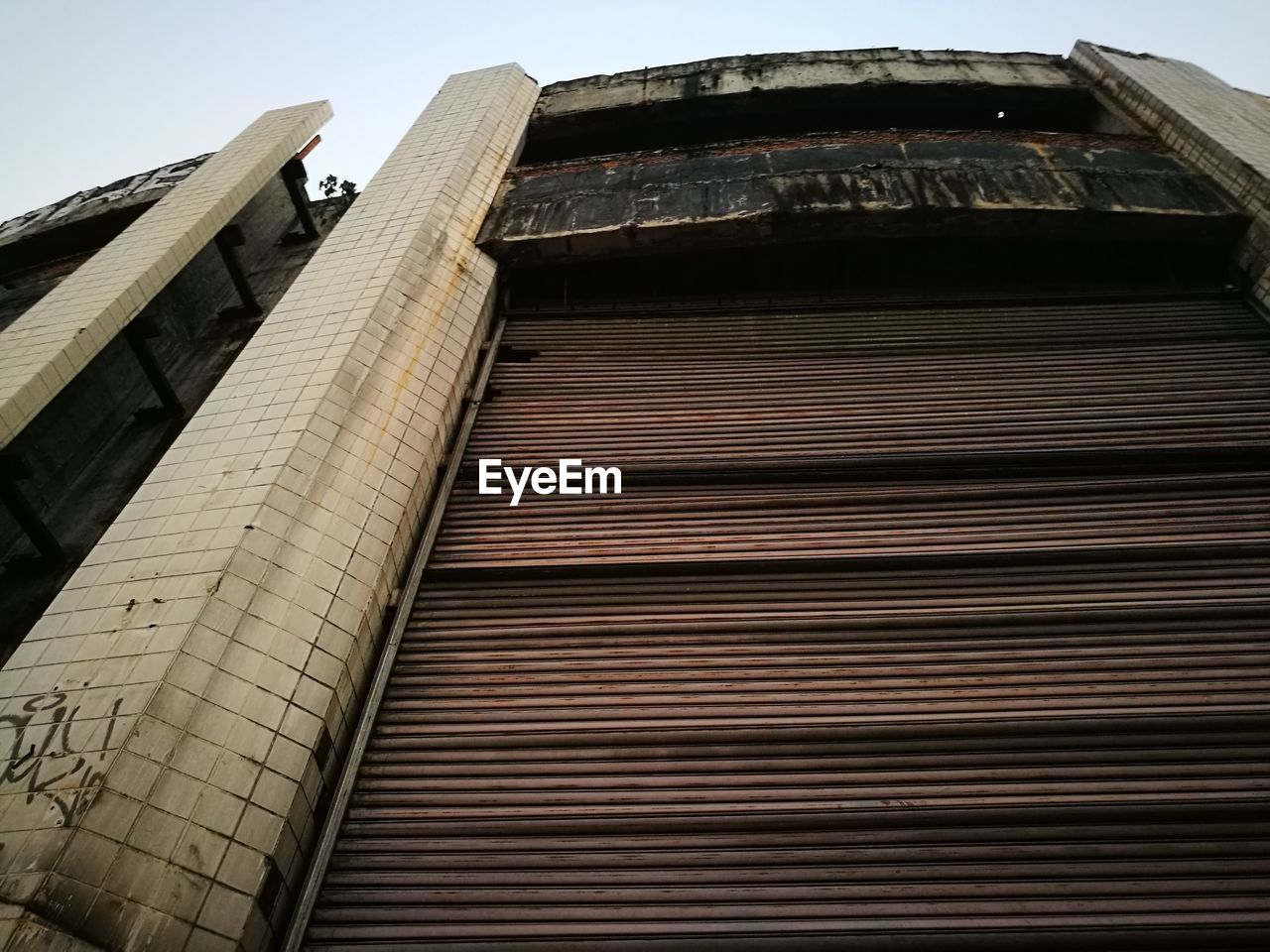 LOW ANGLE VIEW OF BUILT STRUCTURE AGAINST SKY