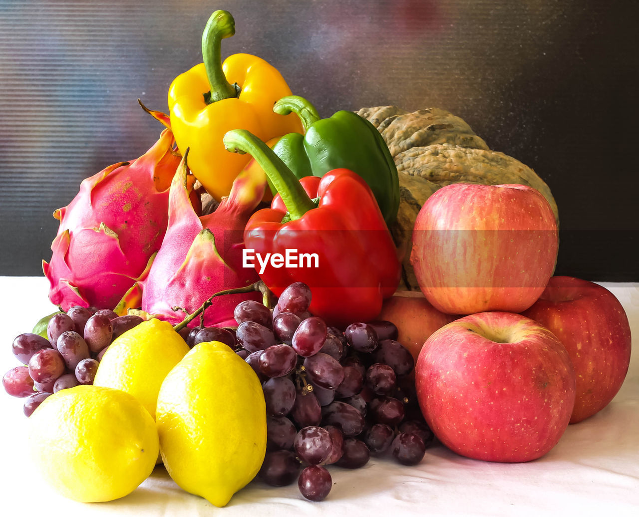 CLOSE-UP OF APPLES AND FRUITS IN PLATE ON TABLE
